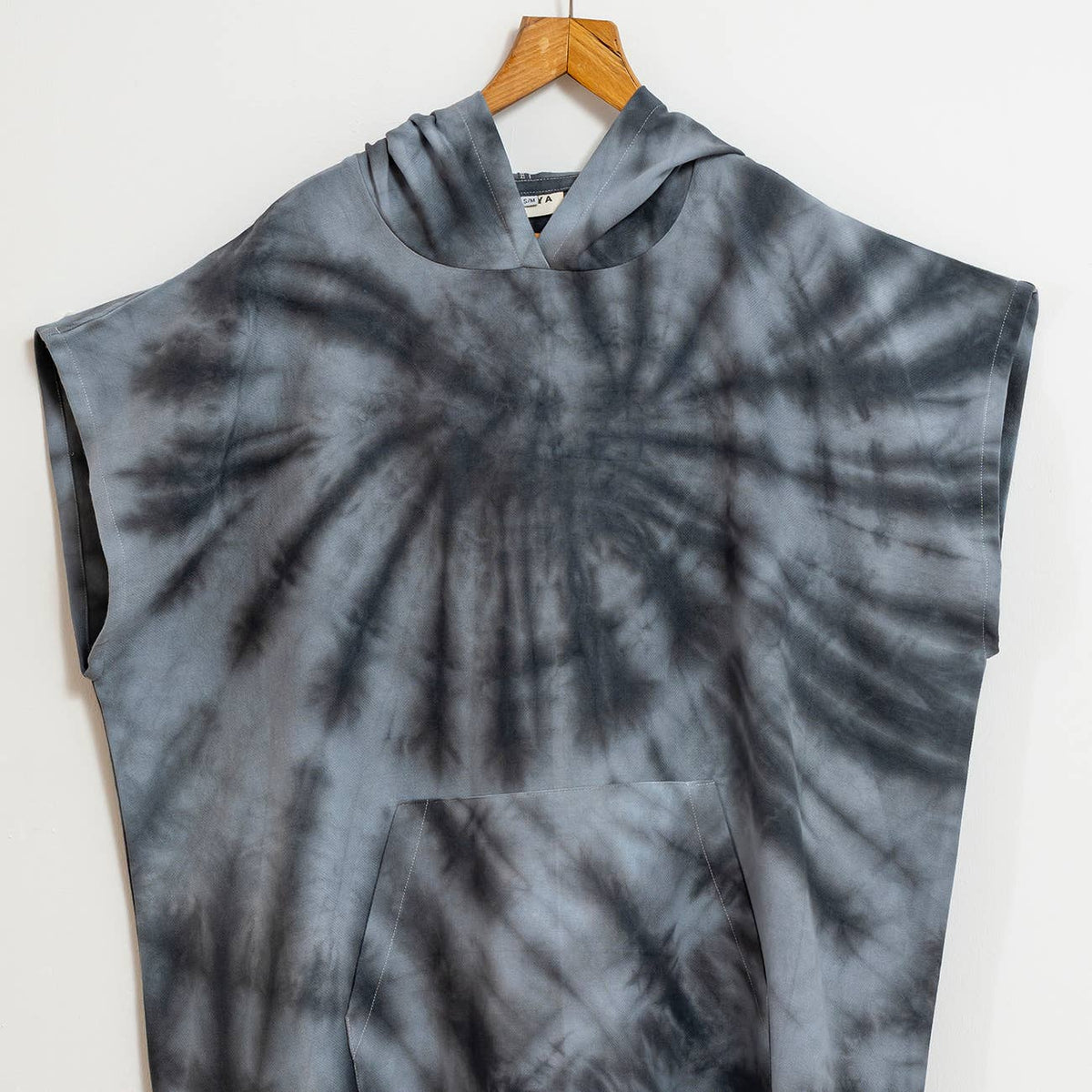 Silver Adult Hooded Changing Poncho – Grey Tie-dye, alternate view | Kikoya