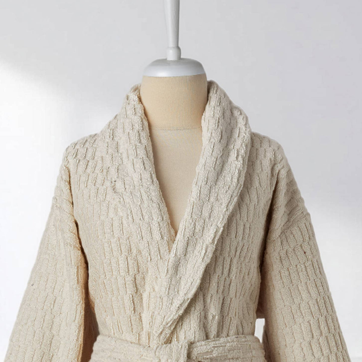 Pompom Turkish bathrobe – Lokum Natural, Shawl Collar, collar detail | Kikoya