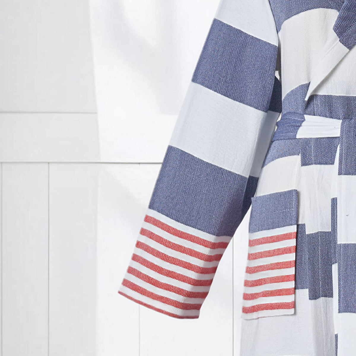 Mediterranean flat-woven Turkish hooded bathrobe – Navy & Red, sleeve detail | Kikoya