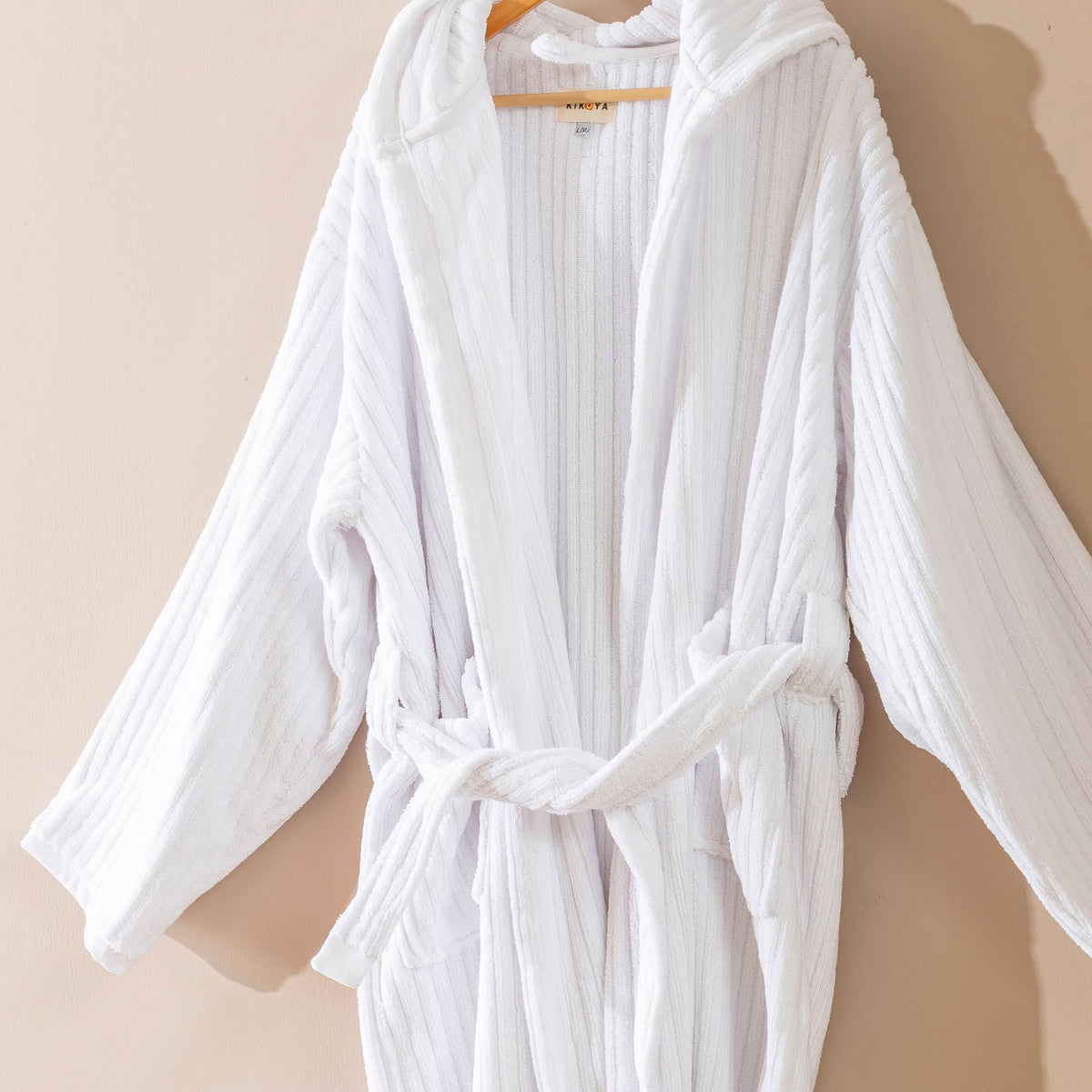 Pompom Turkish bathrobe – White, Hooded, texture detail | Kikoya