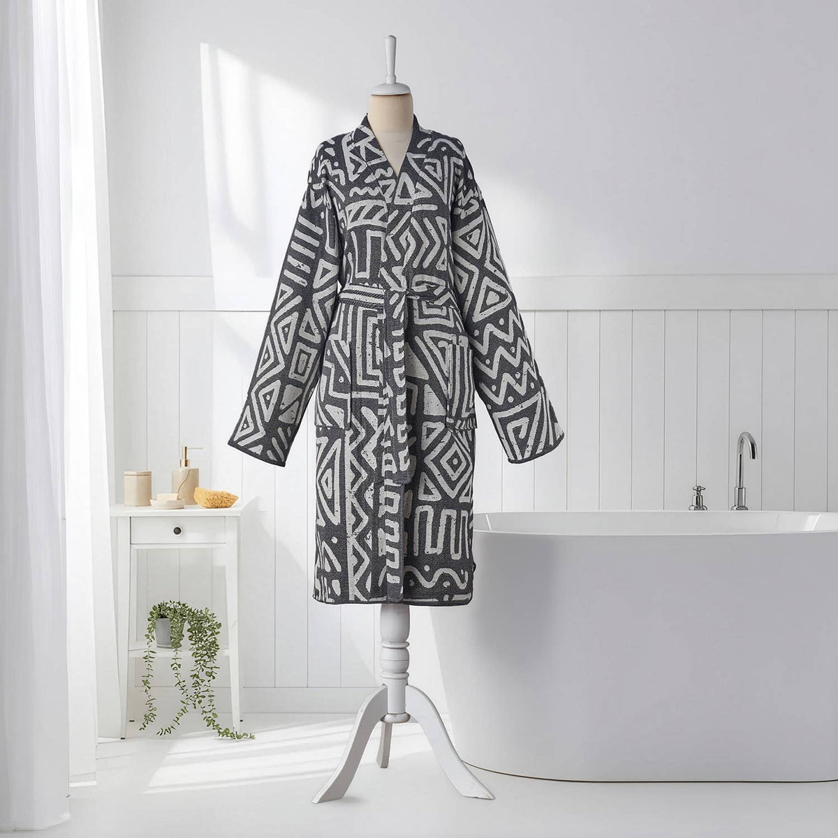 MixGeo Turkish kimono bathrobe – Black & White, full-length view | Kikoya
