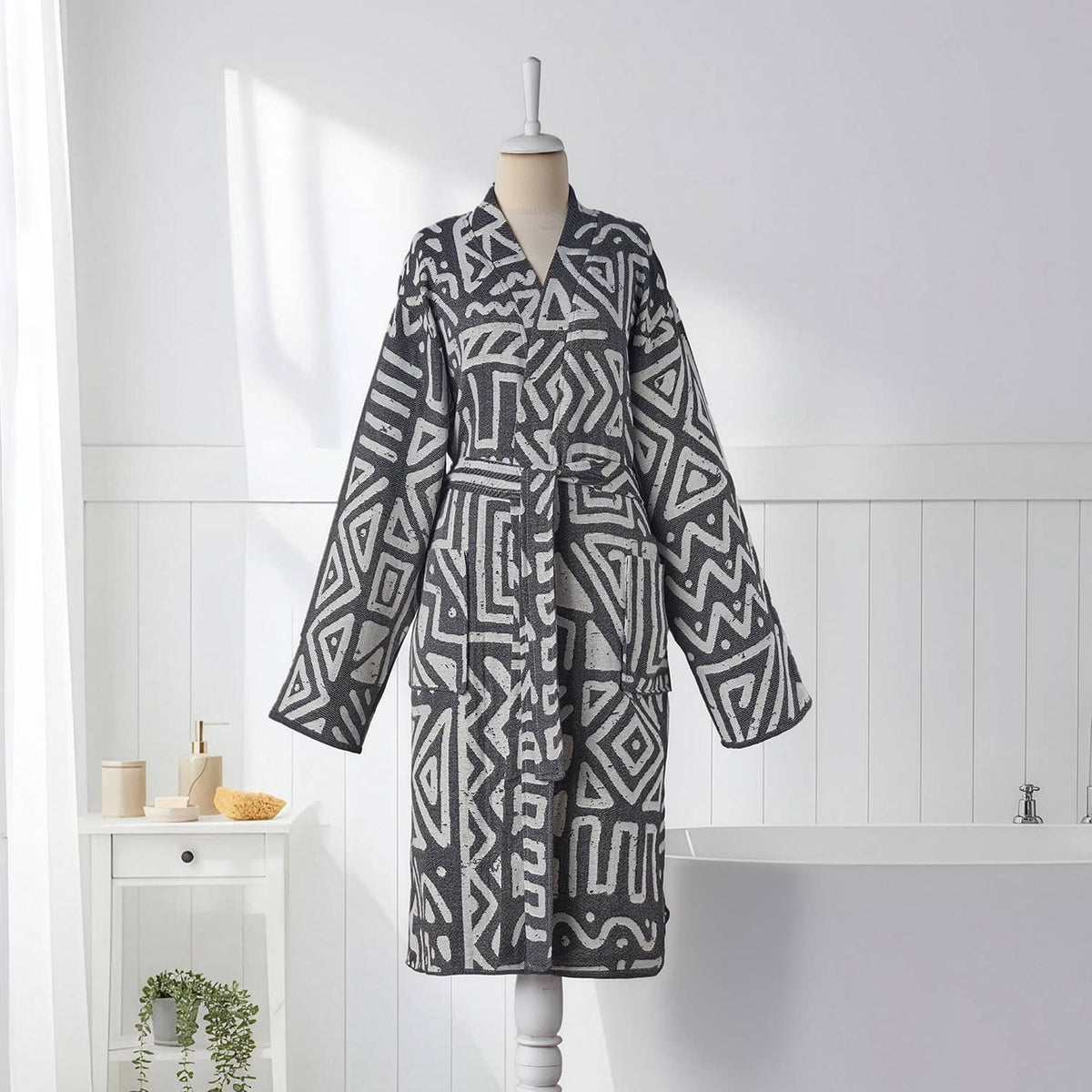 MixGeo Turkish kimono bathrobe – Black & White, front view | Kikoya