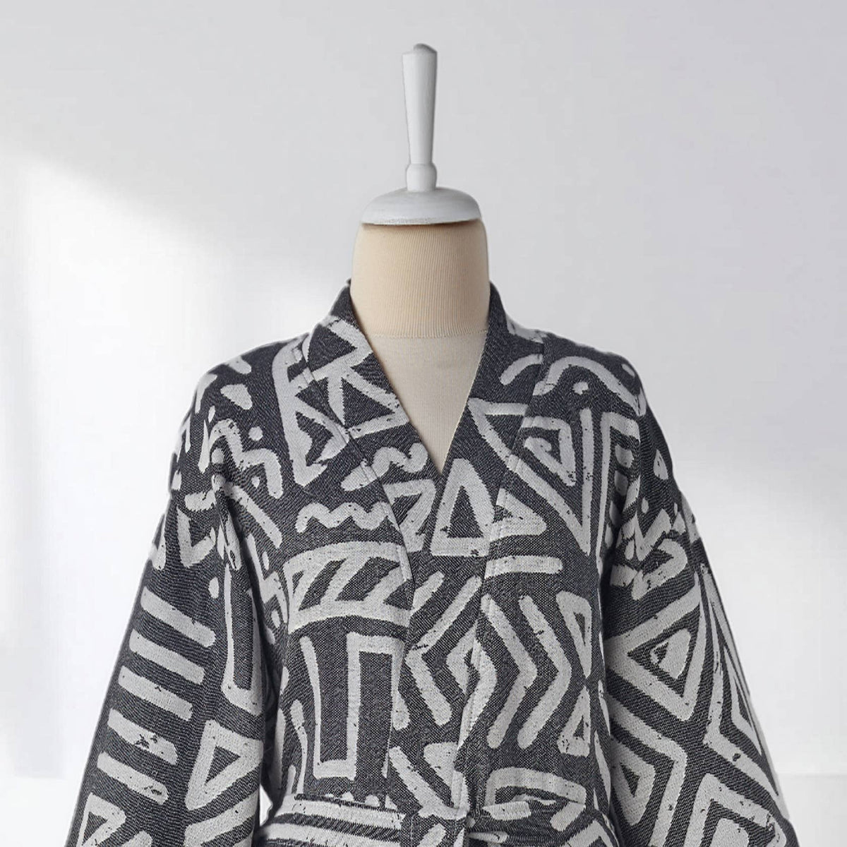 MixGeo Turkish kimono bathrobe – Black & White, kimono collar detail | Kikoya