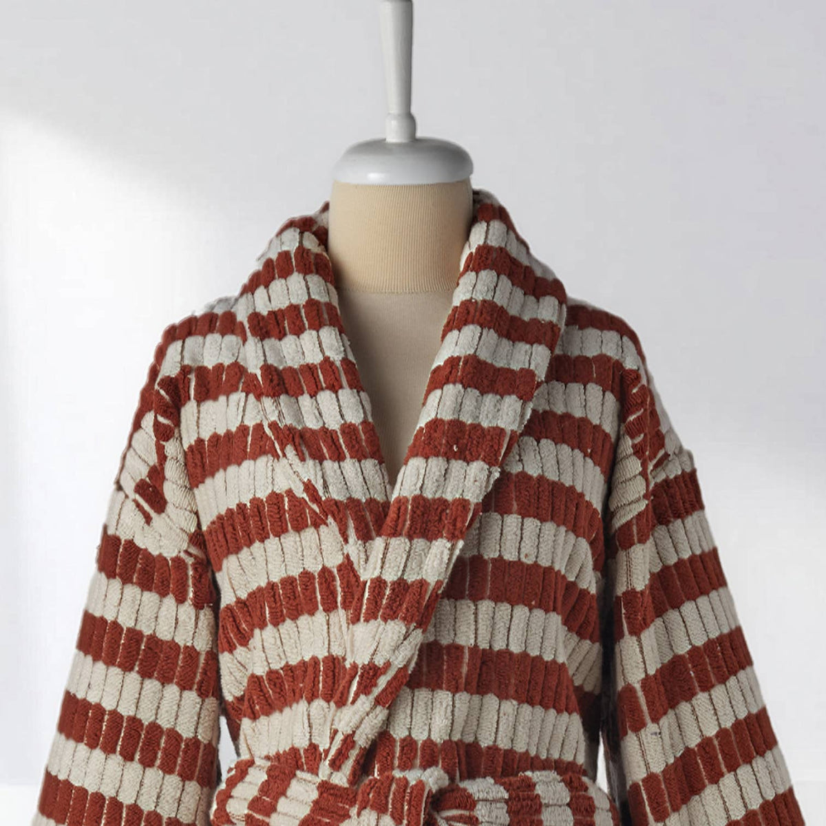Pompom Turkish bathrobe – Lokum Clay, Shawl Collar, collar detail | Kikoya