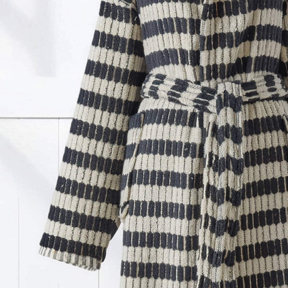 Pompom Turkish bathrobe – Lokum Black & White, Hooded, texture detail | Kikoya