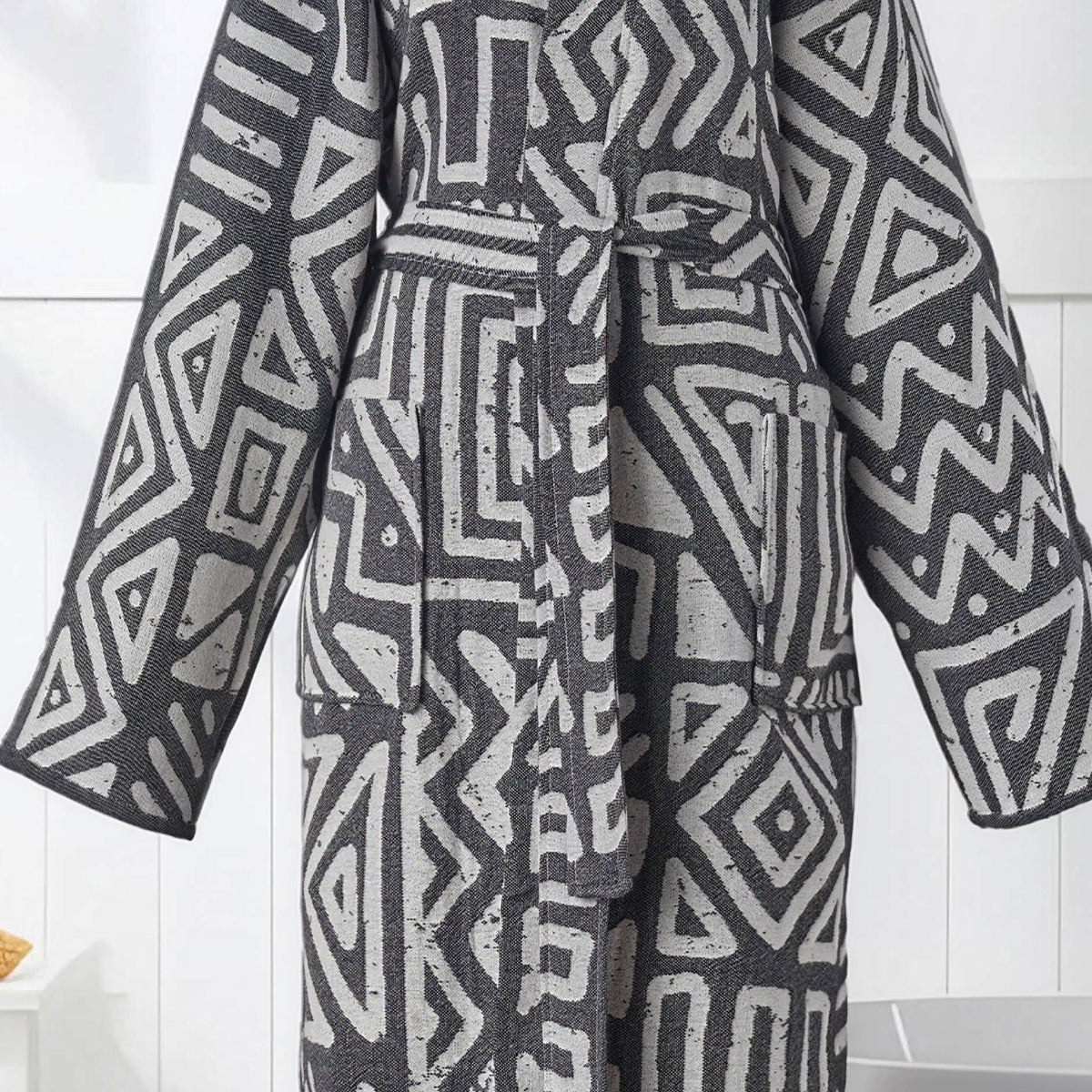 MixGeo Turkish kimono bathrobe – Black & White, tie belt and pocket detail | Kikoya