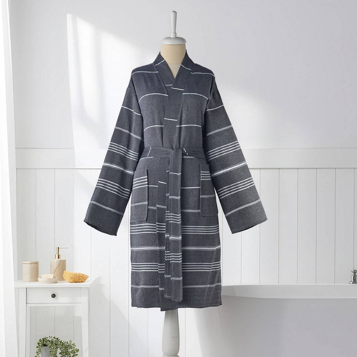 Sultan Turkish kimono bathrobe – Black, front view | Kikoya