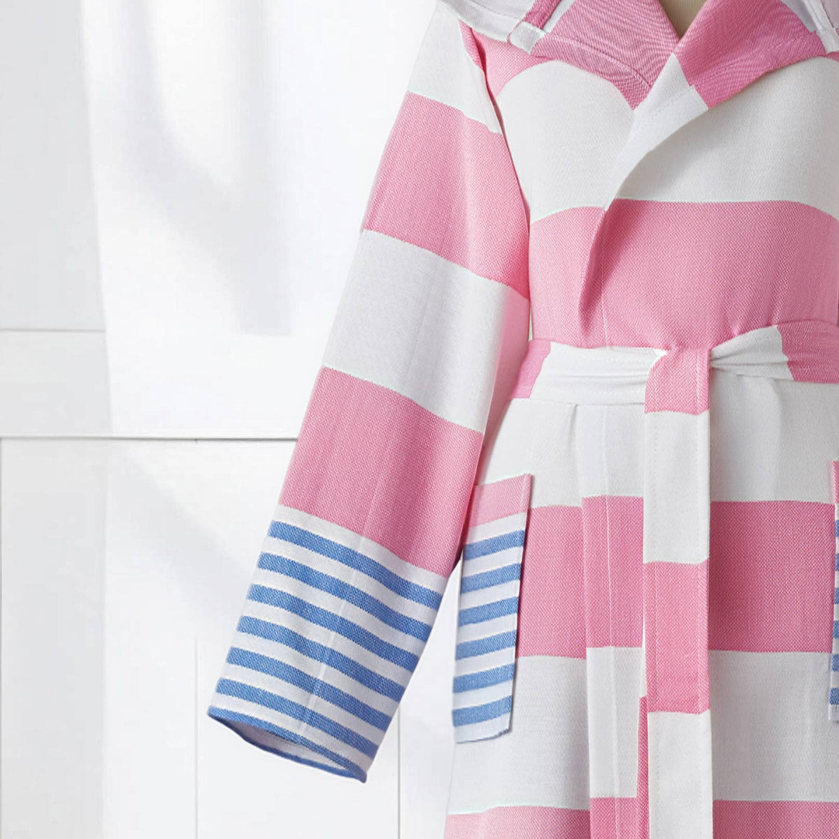 Mediterranean flat-woven Turkish hooded bathrobe – Pink & Blue, sleeve detail | Kikoya