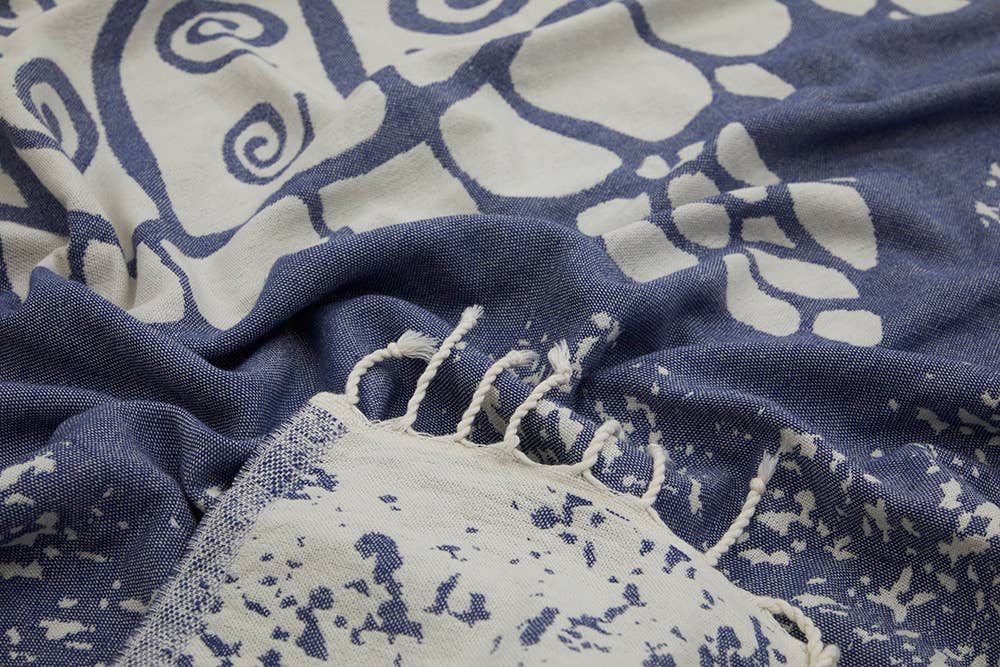 Sea Turtle Turkish beach towel with woven turtle jacquard, 35x70 in | Kikoya