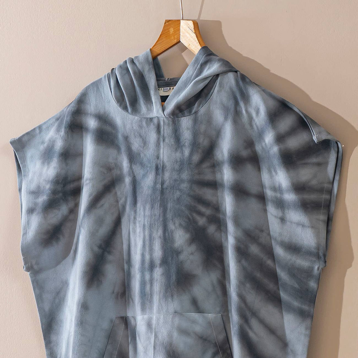 Silver Adult Hooded Changing Poncho – Grey Tie-dye, hood detail | Kikoya