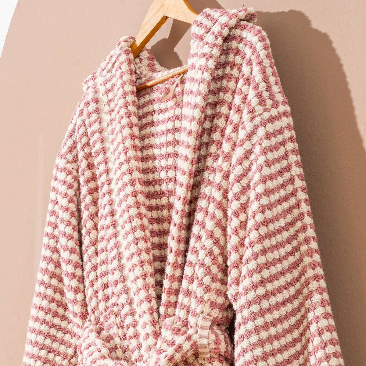 Pompom Turkish bathrobe – Rose Pink, Hooded, texture detail | Kikoya