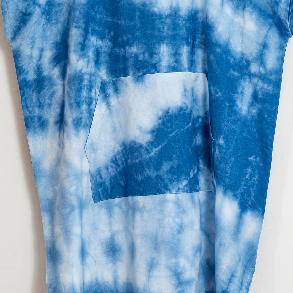 Marble Adult Hooded Changing Poncho – Blue Tie-dye, alternate view | Kikoya
