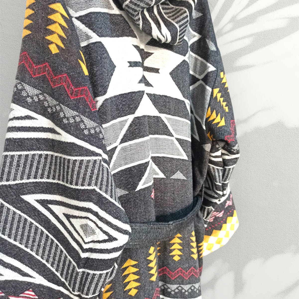 Tribal flat-woven Turkish bathrobe in black & white – kimono, pompom trim | Kikoya