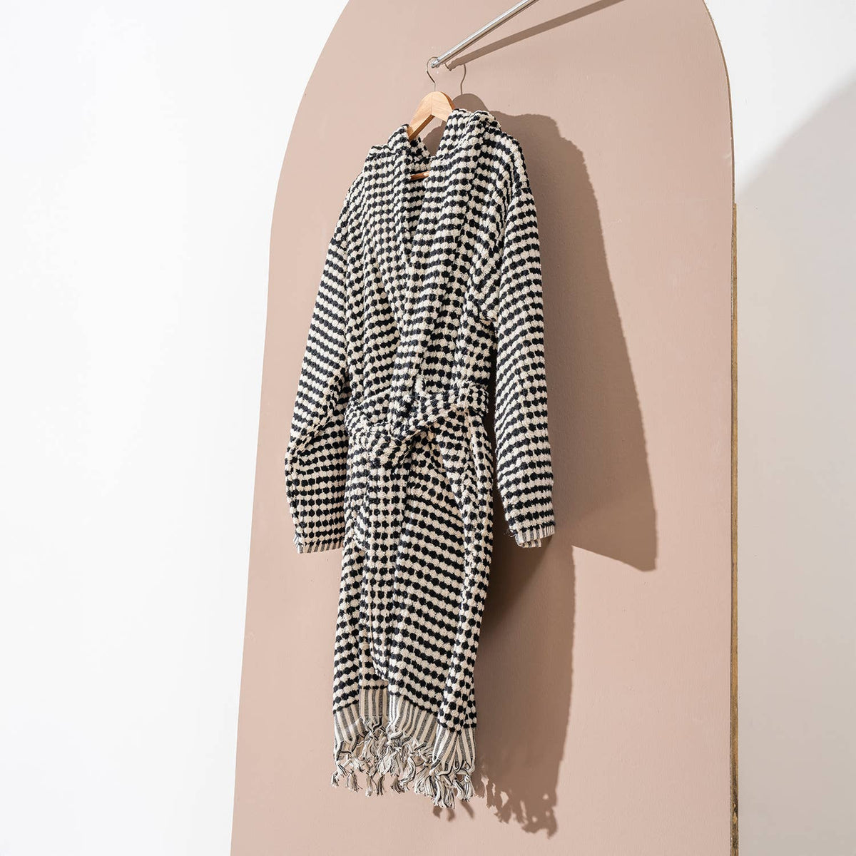Pompom Turkish bathrobe – Black & White, Hooded, texture detail | Kikoya