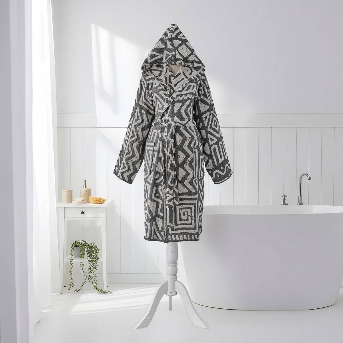 Geo jacquard Turkish bathrobe in grey & white – hooded | Kikoya