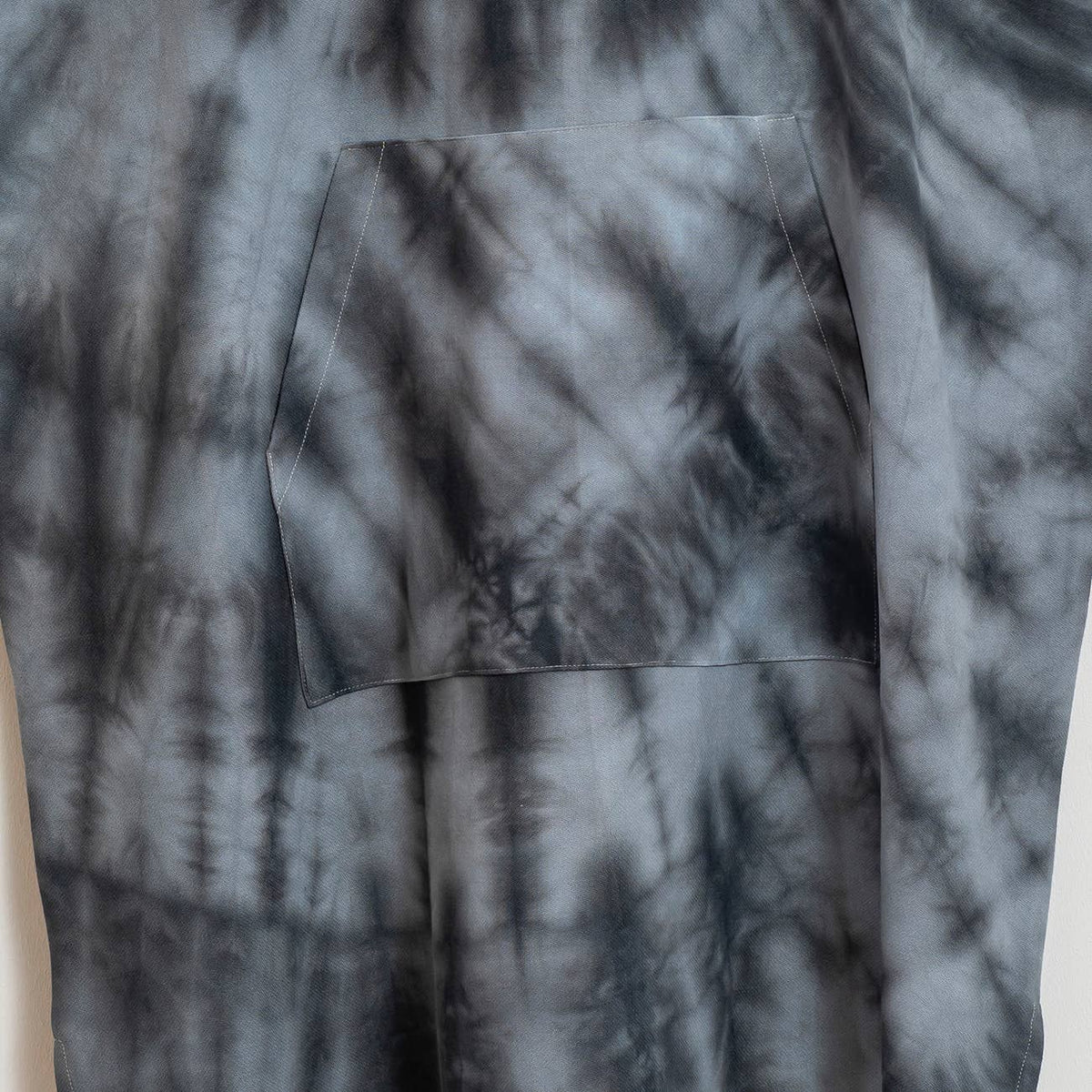 Silver Adult Hooded Changing Poncho – Grey Tie-dye, alternate view | Kikoya