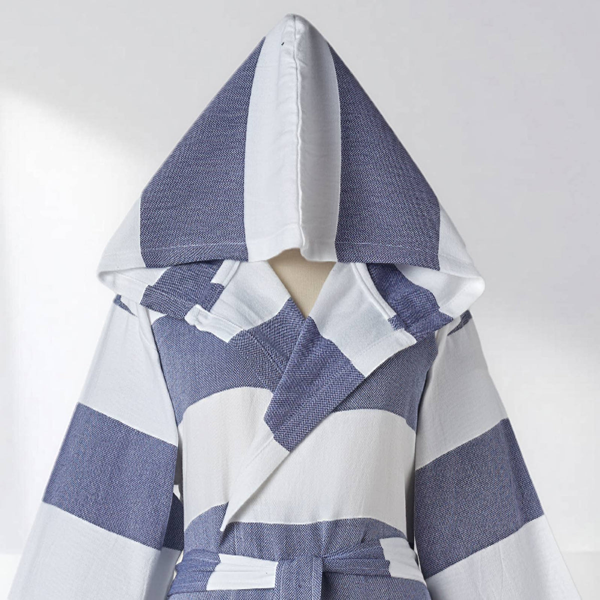 Mediterranean flat-woven Turkish hooded bathrobe – Navy & Red, hood detail | Kikoya
