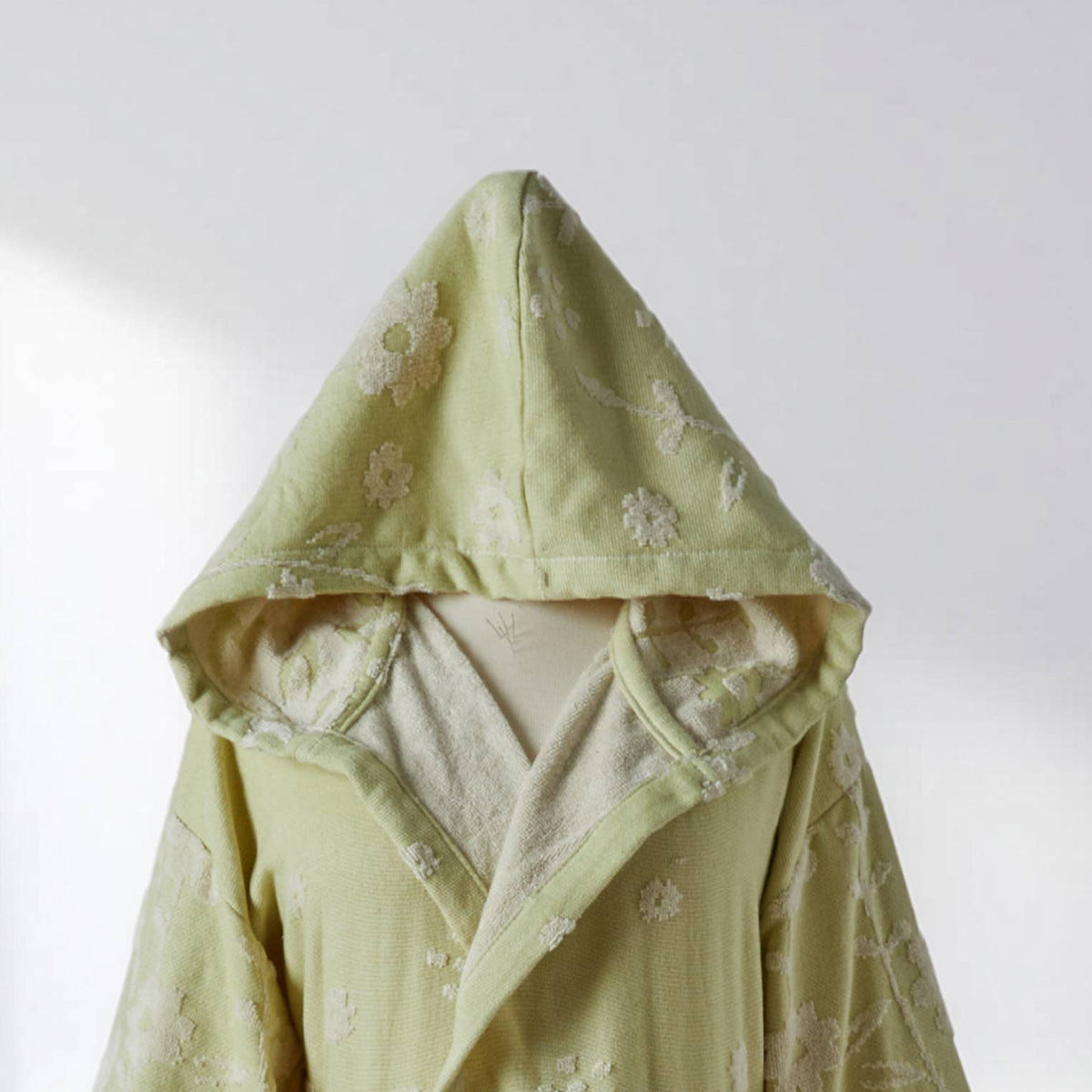 Daisy raised terry Turkish bathrobe – floral jacquard, hooded | Kikoya