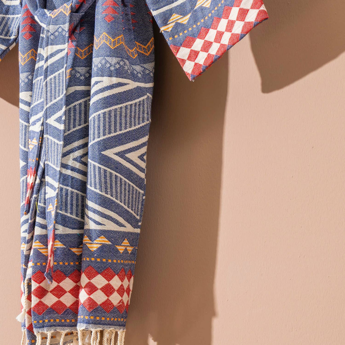 Tribal flat-woven Turkish bathrobe in navy & red – kimono, fringed hem | Kikoya