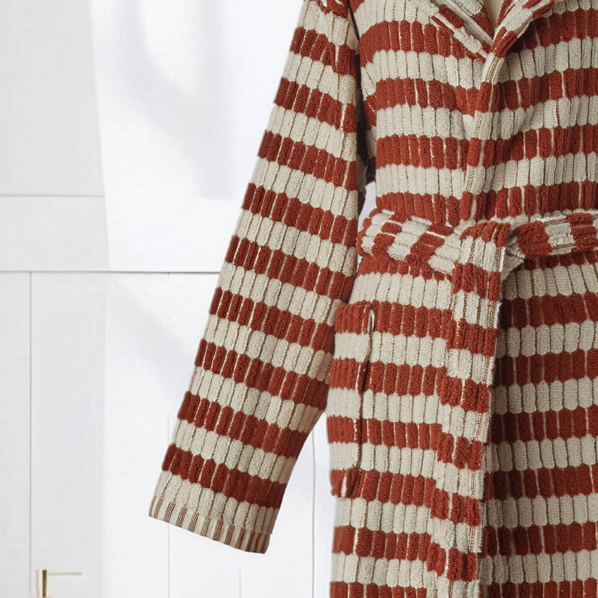 Pompom Turkish bathrobe – Lokum Clay, Hooded, texture detail | Kikoya