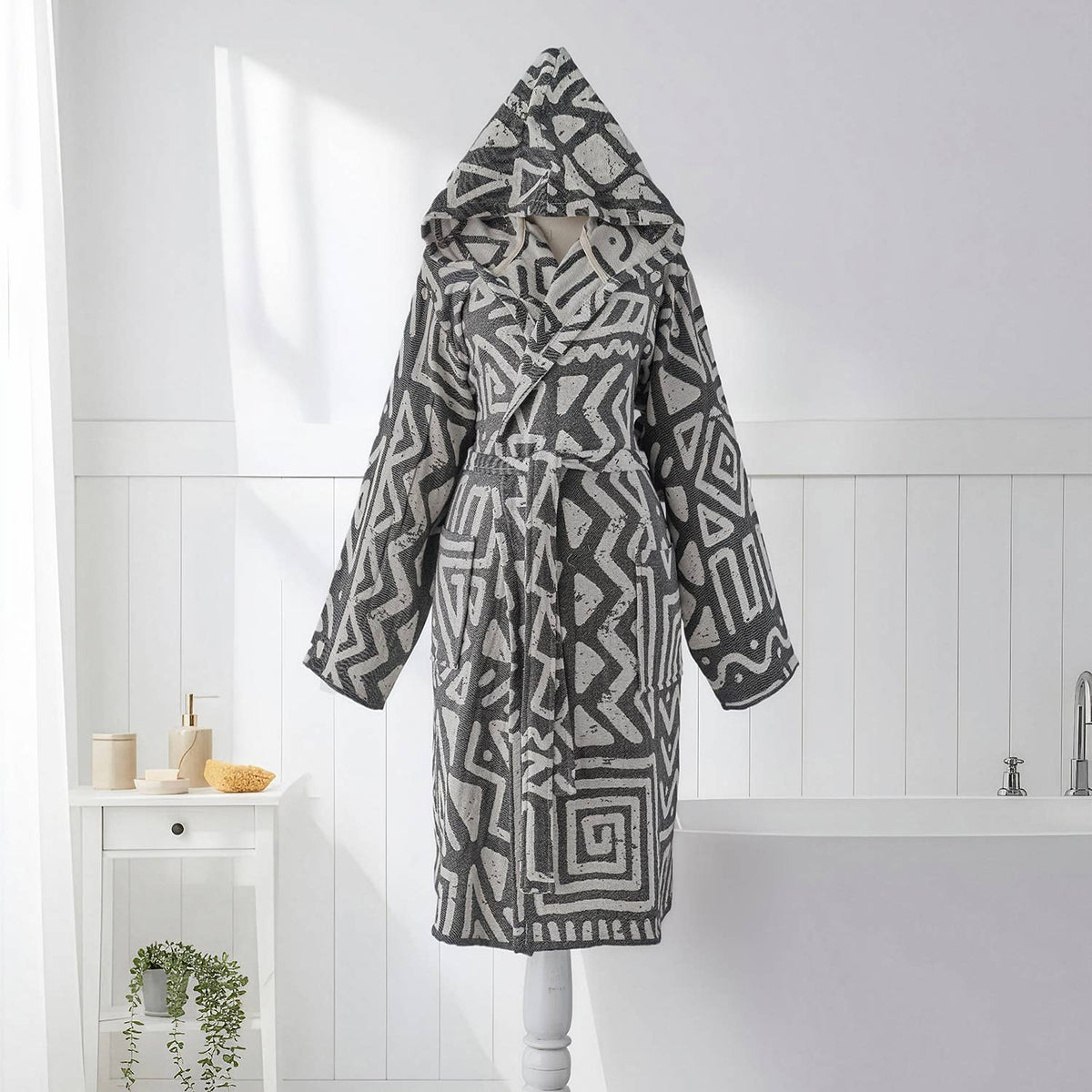 Geo jacquard Turkish bathrobe in grey & white – hooded | Kikoya