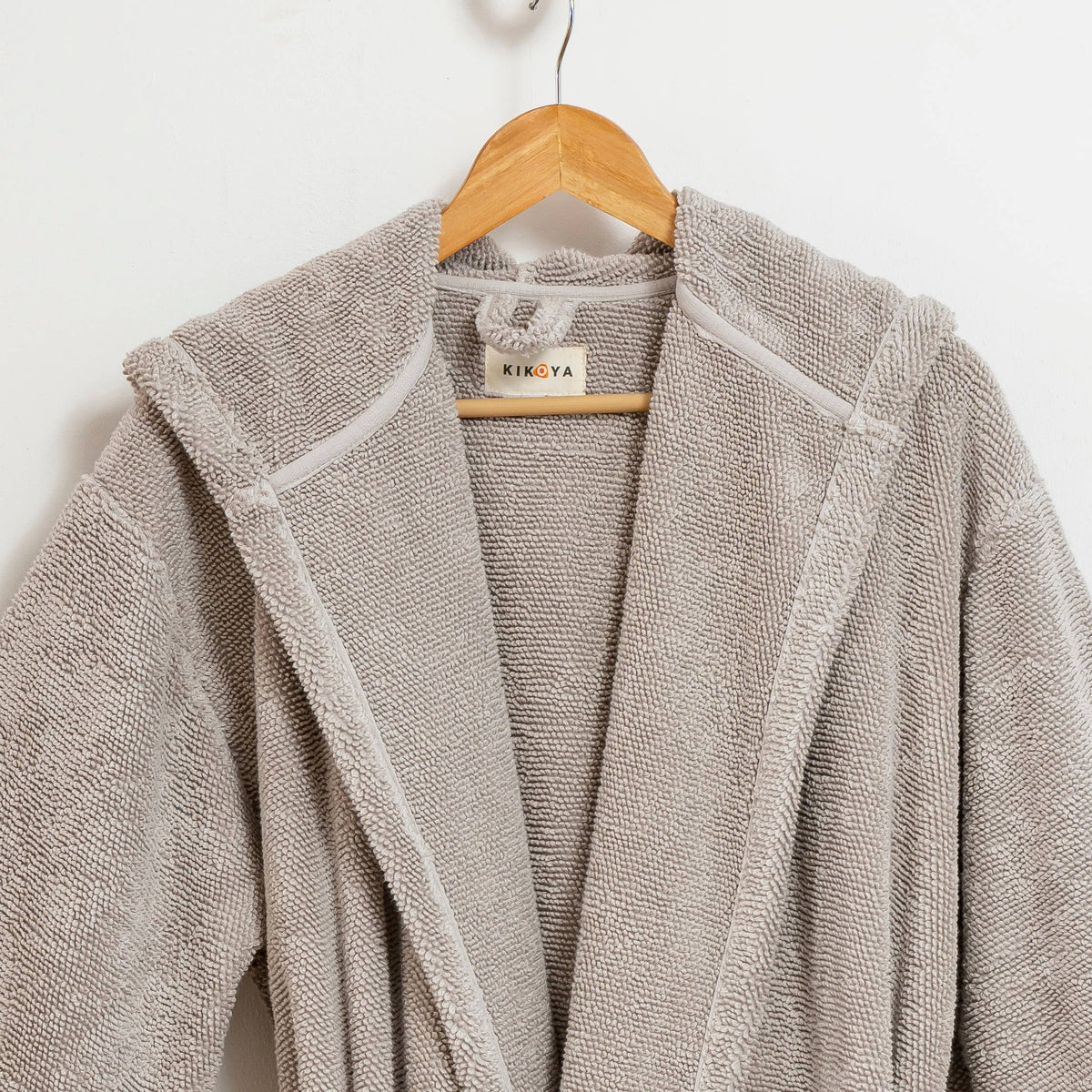 Pompom Turkish bathrobe – Pebble, Hooded, side view | Kikoya