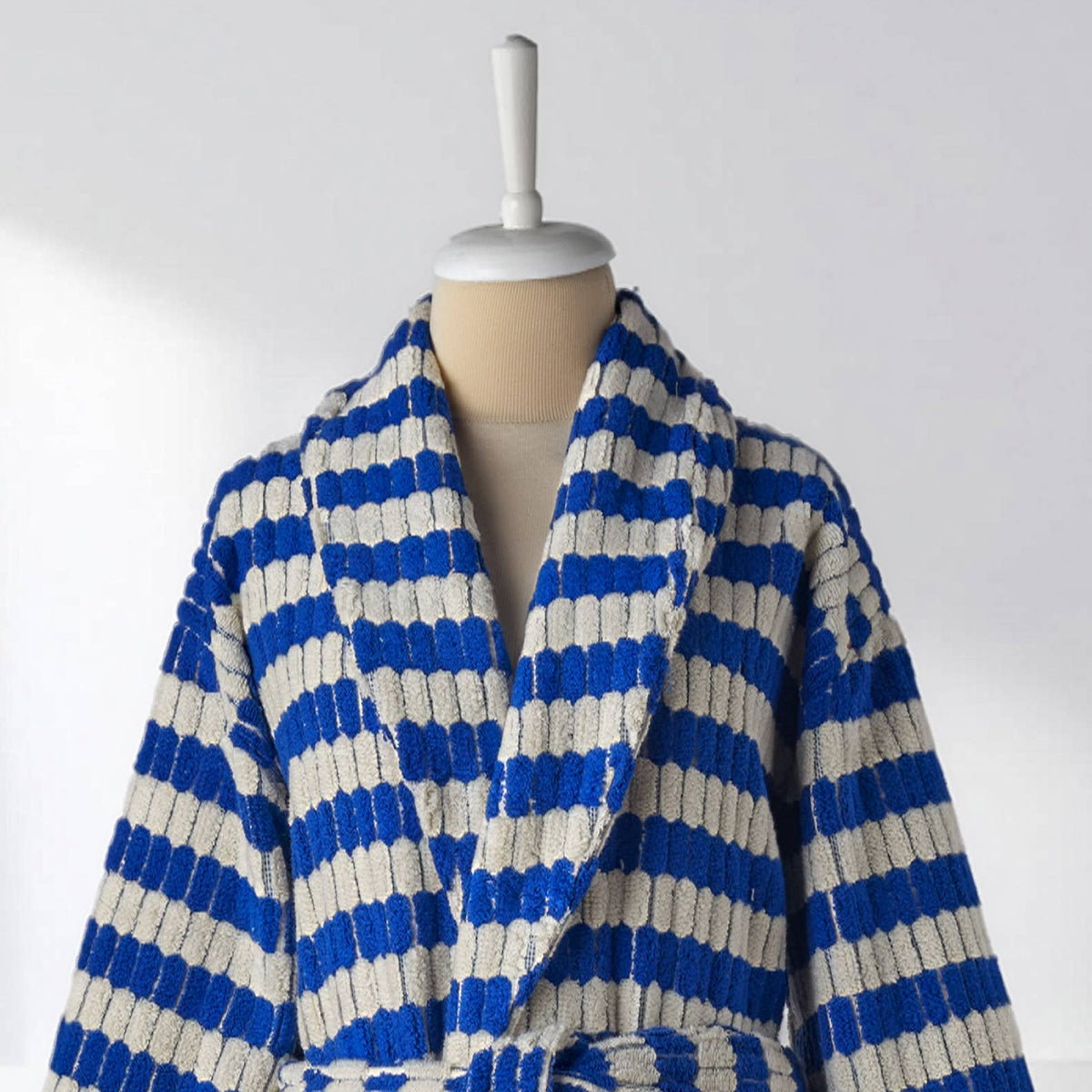 Pompom Turkish bathrobe – Lokum Blue, Shawl Collar, collar detail | Kikoya