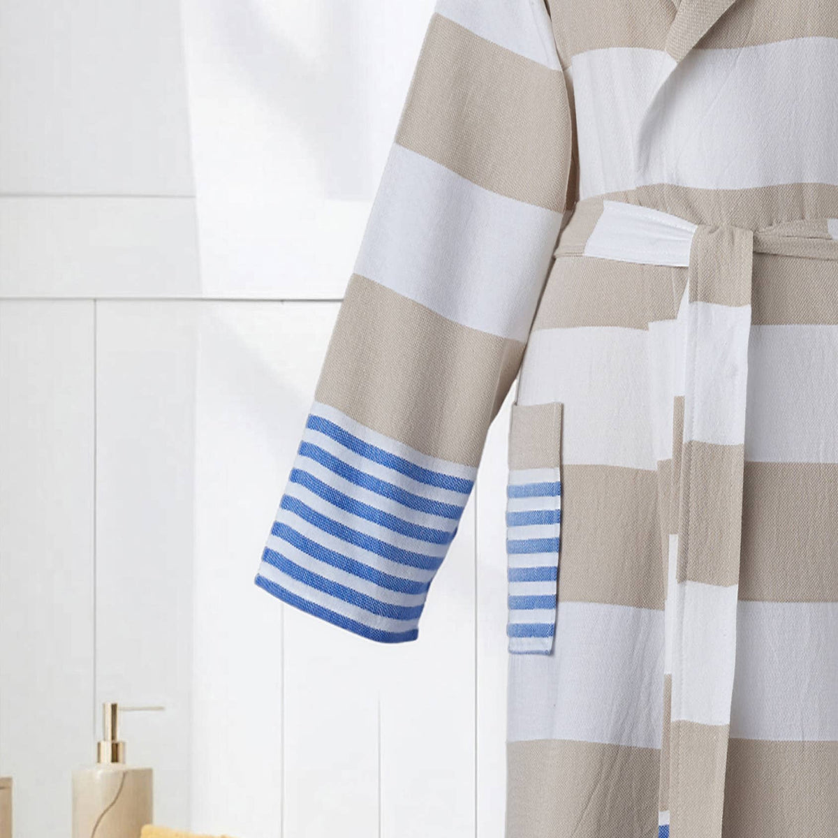 Mediterranean flat-woven Turkish hooded bathrobe – Beige & Blue, sleeve detail | Kikoya
