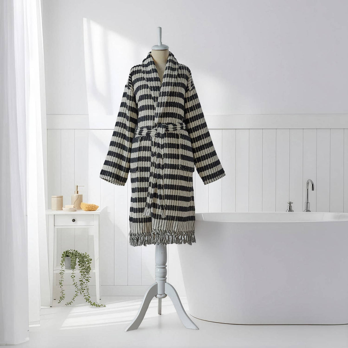Pompom Turkish bathrobe – Lokum Black & White, Shawl Collar, texture detail | Kikoya