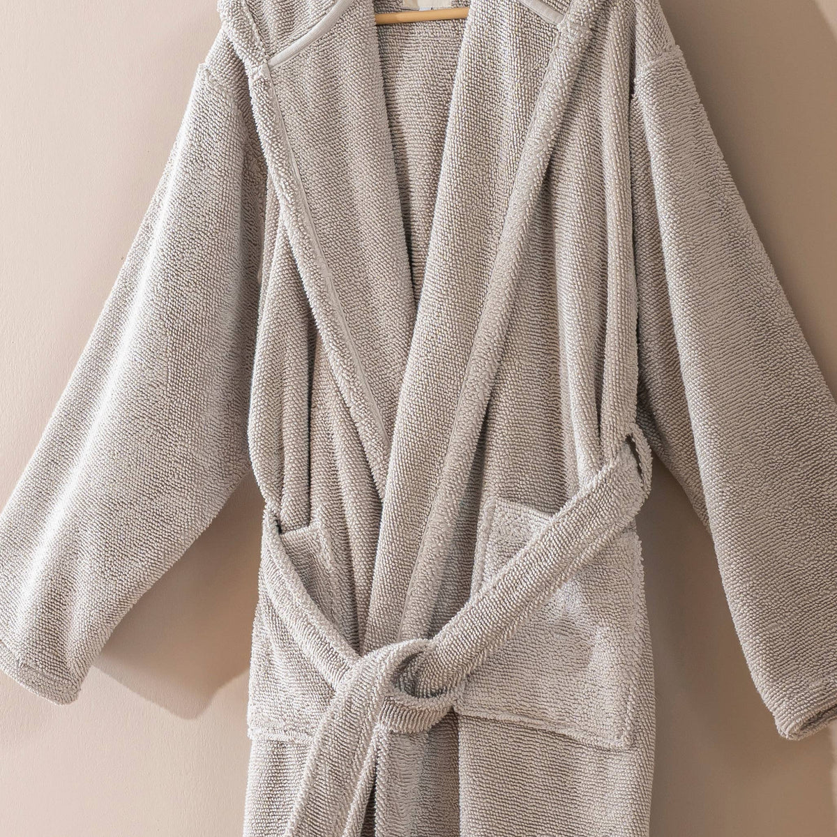 Pompom Turkish bathrobe – Pebble, Hooded, collar detail | Kikoya
