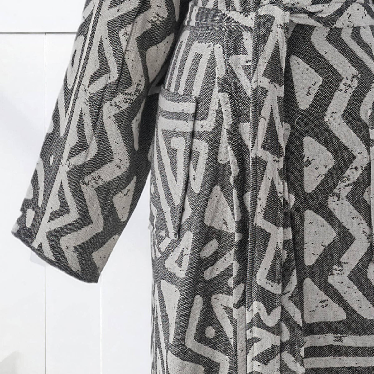 Geo jacquard Turkish bathrobe in grey & white – hooded | Kikoya