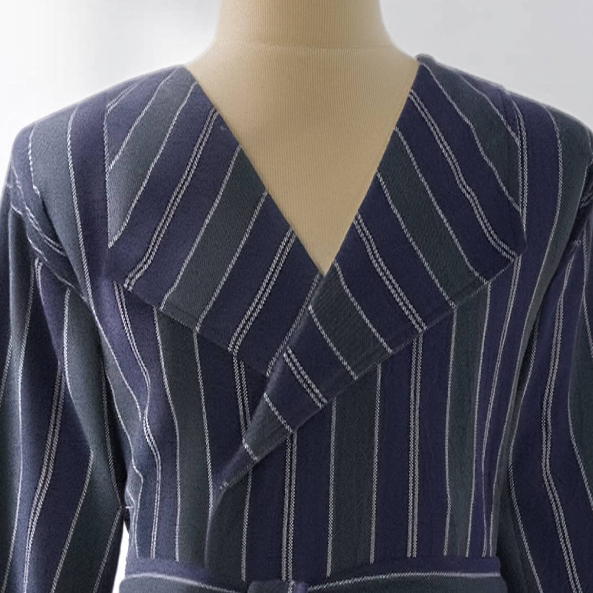 Pinstripe Turkish cotton bathrobe in navy – shawl collar | Kikoya