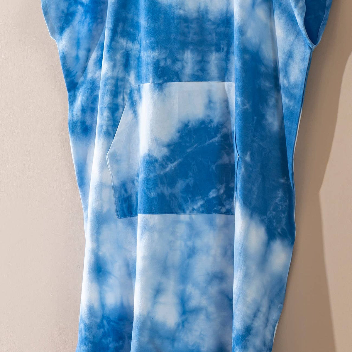 Marble Adult Hooded Changing Poncho – Blue Tie-dye, detail | Kikoya