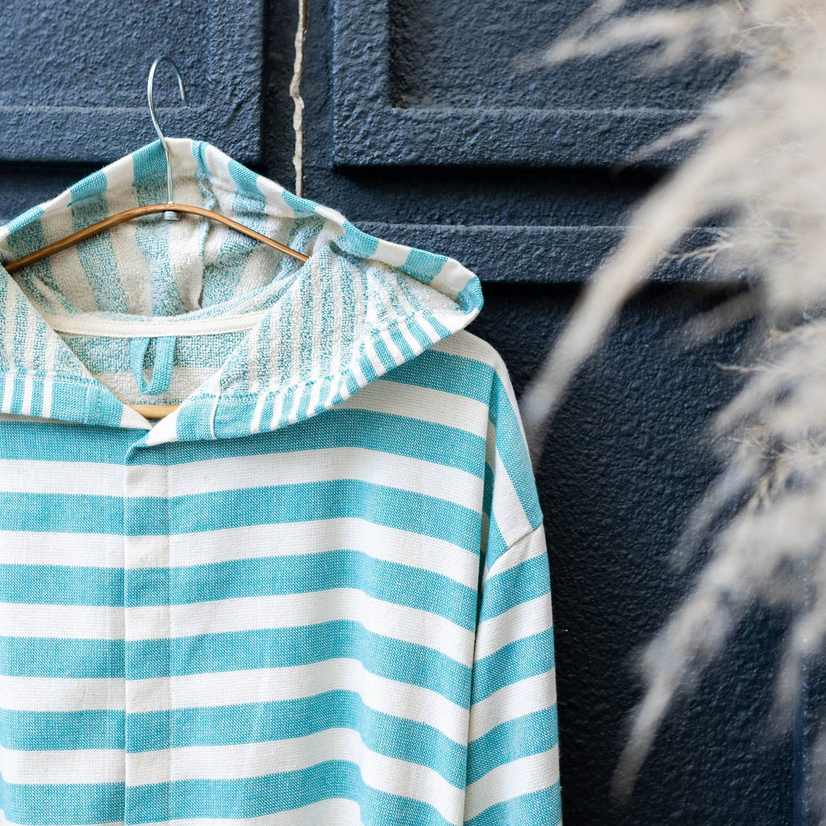 Andalusia flat-woven Turkish bathrobe in turquoise stripe – hooded | Kikoya