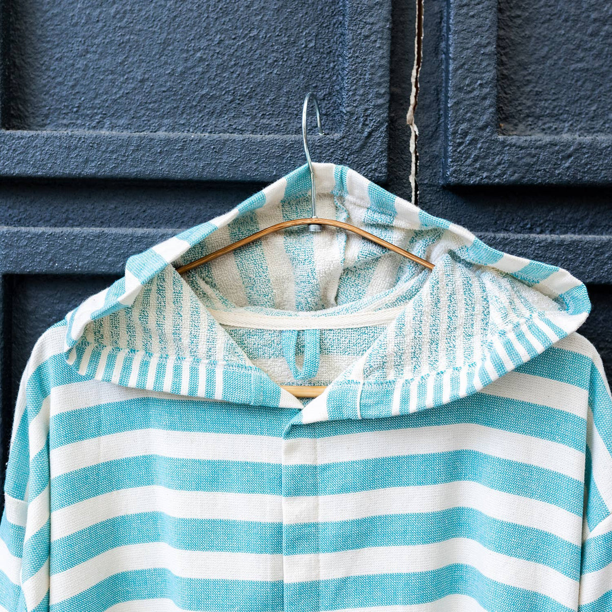 Andalusia flat-woven Turkish bathrobe in turquoise stripe – hooded | Kikoya