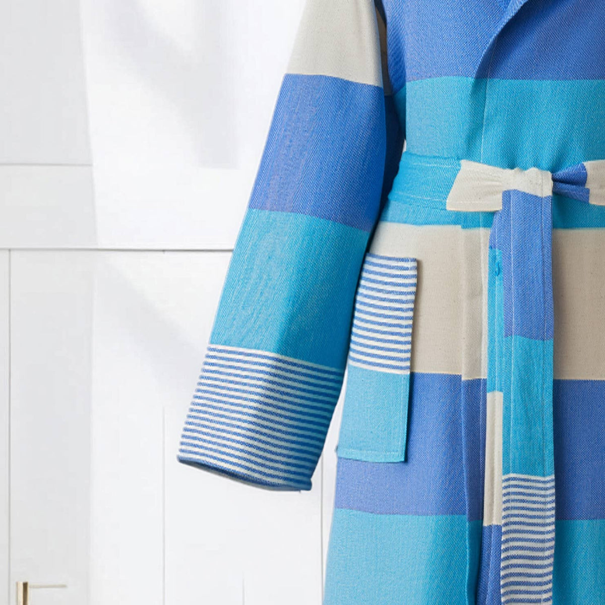 Havana flat-woven Turkish hooded bathrobe – Turquoise & Blue, sleeve detail | Kikoya